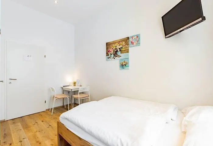 Budget West With Shared Kitchen Apartment