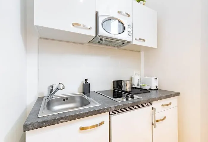 Budget West With Shared Kitchen