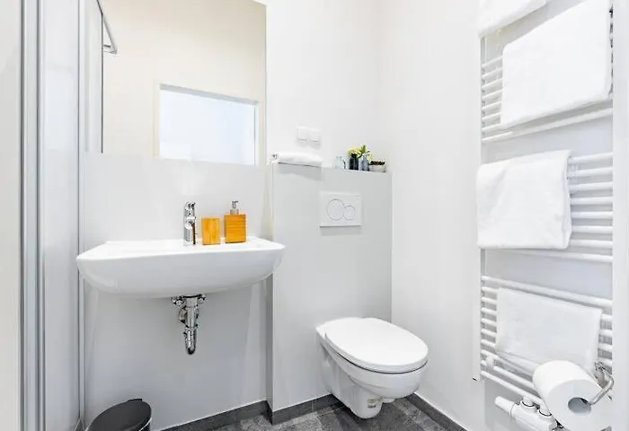 Budget West With Shared Kitchen Apartment